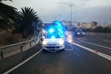 Semivuelco de una furgoneta en la entrada a Las Huesas (Telde) desde la GC-1/TA.